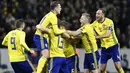 Para pemain Swedia merayakan gol yang dicetak Jakob Johansson ke gawang Italia pada laga Kualifikasi Piala Dunia 2018 di Stadion Friends Arena, Solna, Jumat (10/11/2017). Swedia menang 1-0 atas Italia. (AFP/Jonathan Nackstrand)