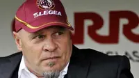 Ekspresi pelatih Livorno, Serse Cosmi.