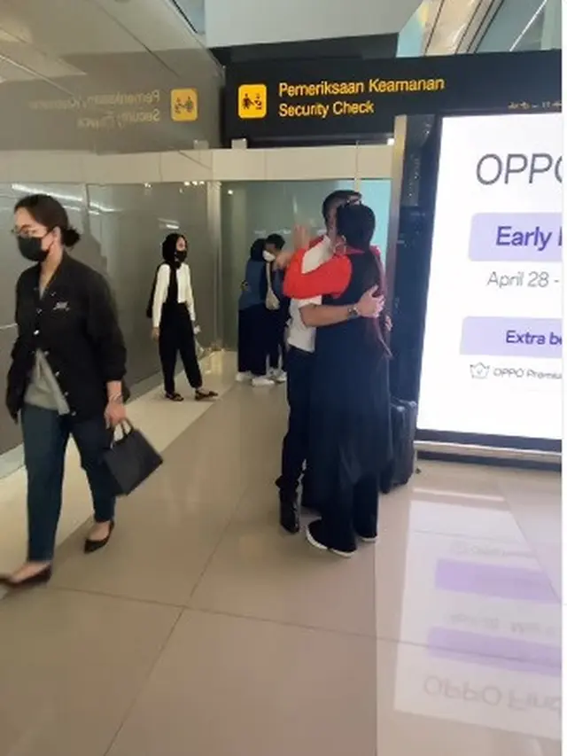 Fitri Carlina lepas kepergian suami ke negara Timur Tengah, bekerja di maskapai Oman Air (Foto: Instagram fitricarlina)