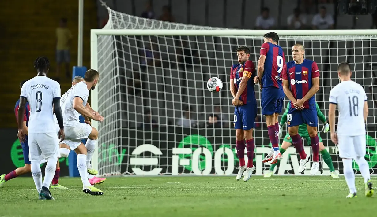 Barcelona memberikan kejutan kepada Tottenham Hotspur usai Robert Lewandowski membukukan gol pada menit ke-3. Tottenham Hotspur berhasil menyamakan kedudukan lewat tendangan kaki kanan Oliver Skipp pada menit ke-24. (Pau BARRENA/AFP)