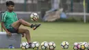 Gelandang Timnas Indonesia, Muhammad Hargianto, melakukan juggling saat latihan di Lapangan ABC Senayan, Jakarta, Jumat (19/1/2018). Pemusatan latihan ini dilakukan jelang Asian Games 2018. (Bola.com/Vitalis Yogi Trisna)