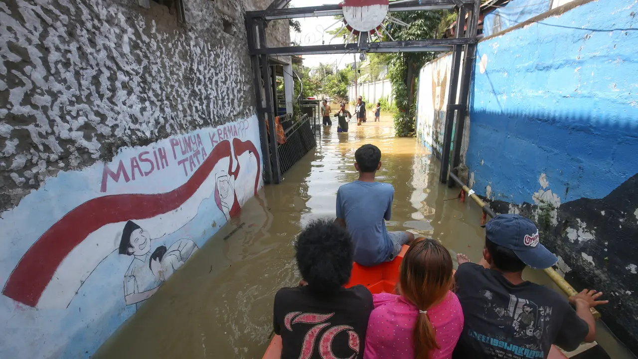 Korban banjir menuju tempat pengungsian