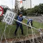 Petugas Dishub DKI mencopot rambu larangan sepeda motor melintasi Jalan MH Thamrin, Jakarta Pusat, Rabu (10/1). MA merekomendasikan Pemprov DKI bisa menghasilkan solusi alternatif atas permasalahan yang dikeluhkan warga. (Liputan6.com/Arya Manggala)