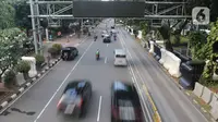 Sejumlah kendaraan bermotor melintas di bawah Alat Sistem Jalan Berbayar Elektronik (ERP) di Jalan Medan Merdeka Barat, Jakarta, Senin (9/1/2023). Pemprov DKI Jakarta berencana untuk menerapkan kebijakan jalan berbayar atau 'Electronic Road Pricing' (ERP) di sejumlah ruas jalan Ibu Kota dengan usulan besaran tarif sekitar Rp5.000 hingga Rp19.000 sekali melintas. (Liputan6.com/Herman Zakharia)