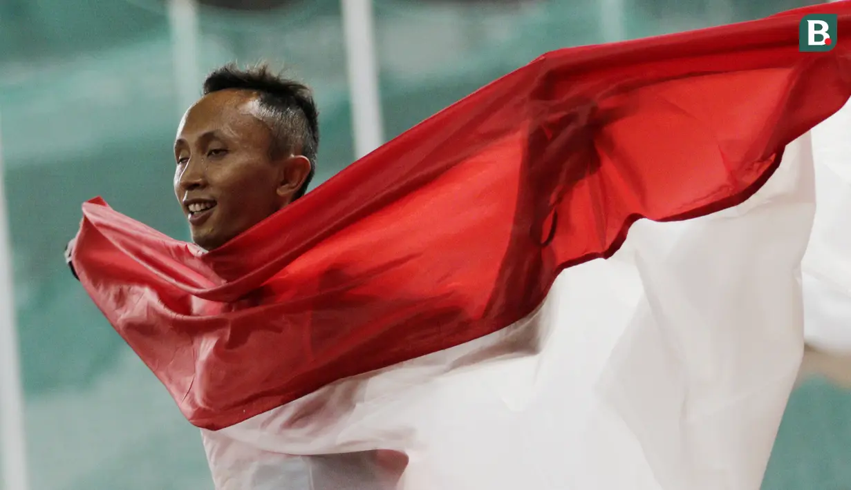 Pelari Indonesia, Abdul Halim Dalimunthe, melakukan selebrasi usai finis di posisi dua nomor 100M T11 pria pada Asian Para Games di SUGBK, Jakarta, Rabu (10/10/2018). Abdul Halim meraih medali perak. (Bola.com/M Iqbal Ichsan)