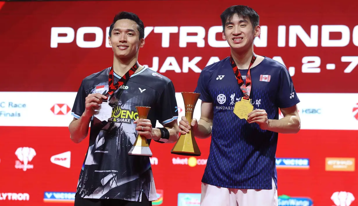 Tunggal putra Indonesia, Jonatan Christie (kiri) bersama Victor Lai usai final turnamen bulutangkis Indonesia Open 2026 di Istora Gelora Bung Karno, Senayan, Jakarta, Minggu (7/6/2026). (Bola.com/M Iqbal Ichsan)