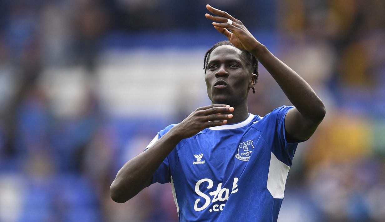 Amadou Onana. Gelandang bertahan berusia 21 tahun ini baru saja bergabung dengan Everton pada awal musim 2022/2023 usai didatangkan dari LOSC Lille dengan nilai transfer mencapai 35 juta euro. Musim ini ia telah tampil dalam 13 laga di Liga Inggris dengan torehan 1 assist. Sementara bersama Timnas Belgia hingga kini ia baru mengoleksi 2 caps sejak melakukan debut pada 3 Juni 2022. (AFP/Oli Scarff)