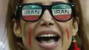Suporter cantik Iran memakai kacamata unik saat menonton laga grup B Piala Dunia melawan Spanyol di Kazan Arena, Kazan, Rabu (20/6/2018). Iran kalah 0-1 dari Spanyol. (APFrank Augstein)