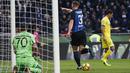 Bek Inter Milan, Milan Skriniar, merayakan gol yang dicetaknya ke gawang Chievo pada laga Serie A Italia di Stadion San Siro, Milan, Minggu (3/11/2017). Inter menang 5-0 atas Chievo. (AP/Antonio Calanni)