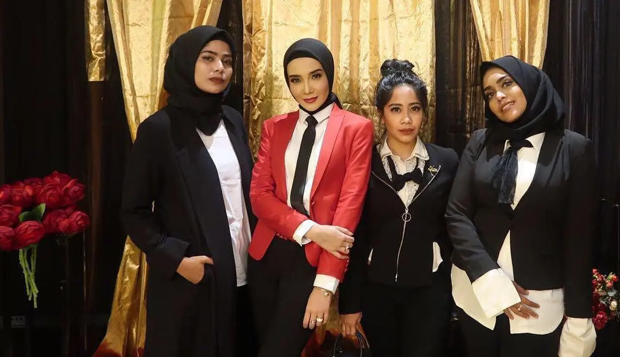 Bergaya seperti orang kantoran juga menjadi salah satu gaya berbusana Zaskia. Seperti ini misalnya, ia mengenakan blazer merah yang dipadukan dengan celanaa hitam, kemeja putih dan dasinya. (Instagram/zaskiasungkar15)