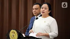 Ketua DPR RI Puan Maharani menyampaikan keterangan mengenai Surat Presiden (Supresi) terkait pergantian Panglima TNI di Lobby Media Center, Kompleks Parlemen MPR/DPR-DPD, Senayan, Jakarta, Selasa (31/10/2023). (Liputan6.com/Faizal Fanani)