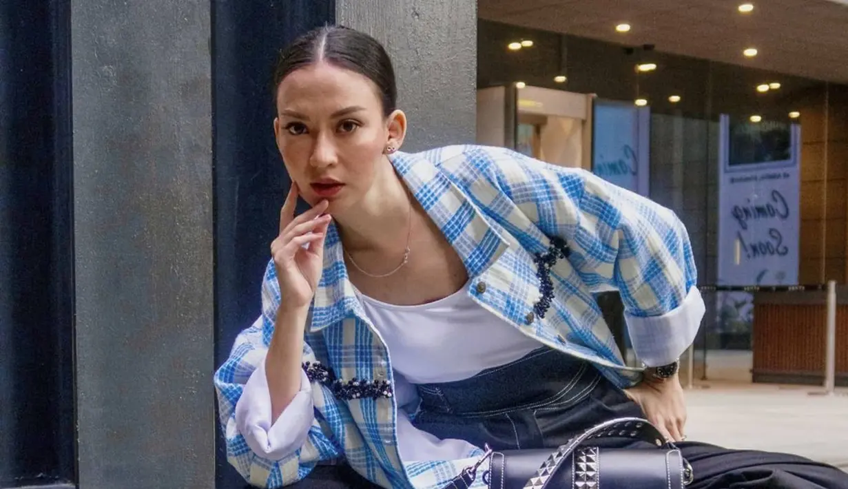 Selain sebagai runner-up Puteri Indonesia 2017, Karina Nadila juga menyandang gelar sebagai Puteri Pariwisata 2017. Maka tak heran jika wanita kelahiran 21 Agustus 1992 ini selalu tampil stylish. (Liputan6.com/IG/karinadila8921)