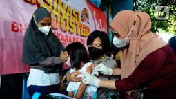 Seorang anak disuntik vaksin COVID-19 saat vaksinasi yang diselenggarakan Polsek Pasar Minggu, dalam rangka HUT Bhayangkara Ke-76 di Balai RW 02, Jati Padang, Jakarta Selatan, selasa (28/6/20222). (merdeka.com/Arie Basuki)