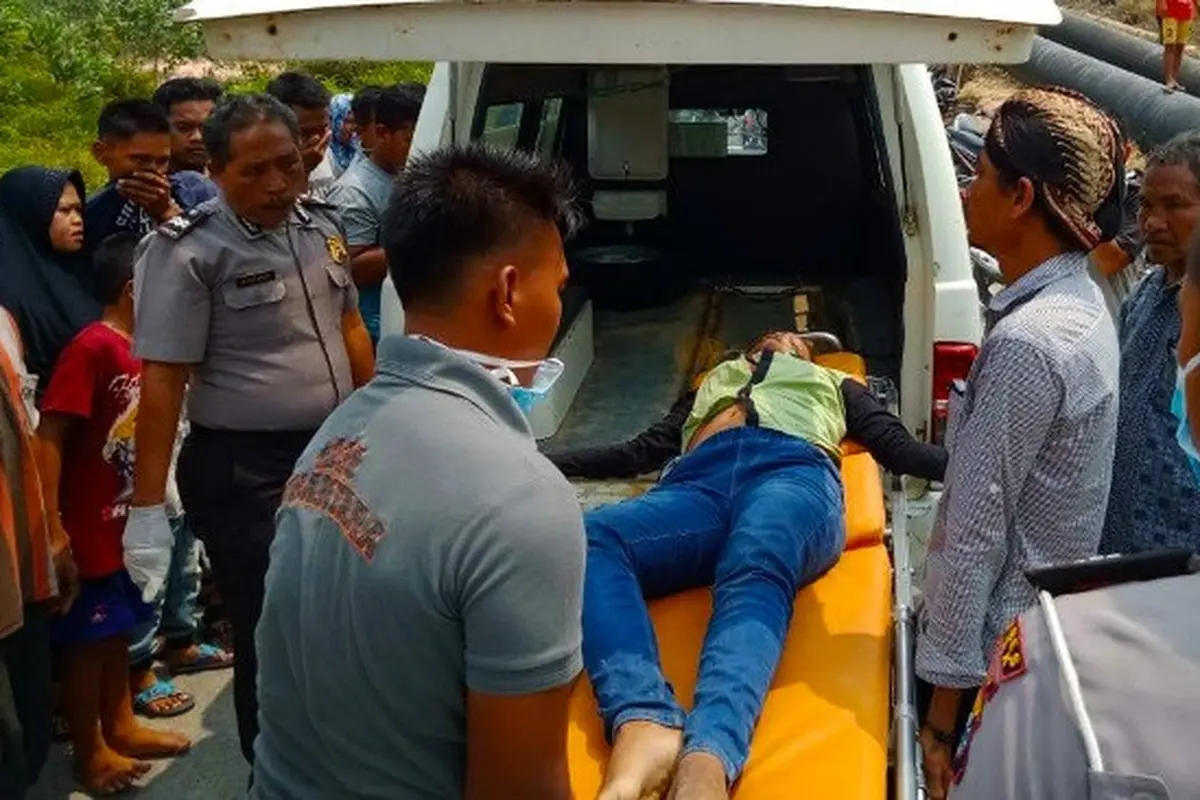 Petugas mengevakuasi korban pembunuhan pakai cangkul di Kandis, Siak.