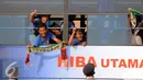 Suporter Persebaya 1927 atau Bonek berteriak dari dalam bus di Stadion Tugu, Jakarta, Rabu (3/8). Bonek menyerbu Jakarta sejak Selasa (2/8) untuk mendesak diagendakannya pengakuan klub Persebaya 1927 pada KLB PSSI. (Liputan6.com/Helmi Fithriansyah)