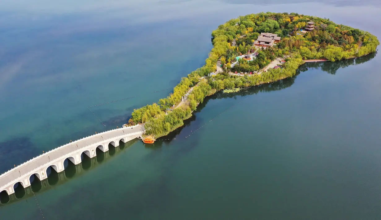Foto dari udara ini memperlihatkan pemandangan kawasan wisata Nanhu di Tangshan, Provinsi Hebei, China utara, pada 20 Oktober 2020. Kawasan wisata Nanhu sebelumnya merupakan area tambang batu bara Kailuan yang mengalami penurunan permukaan tanah. (Xinhua/Mu Yu)