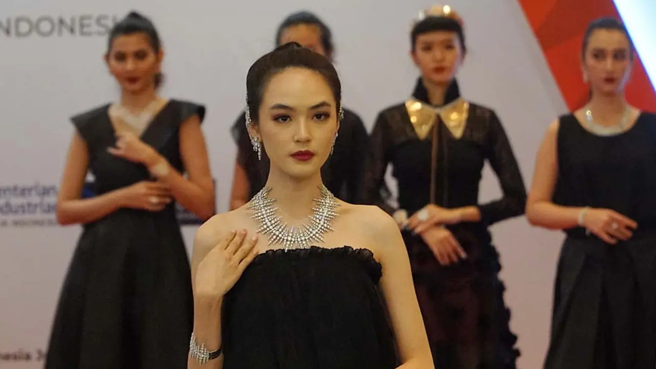 Koleksi Black Rose Manjakan Perempuan Indonesia pada Jakarta International Jewellery Fair