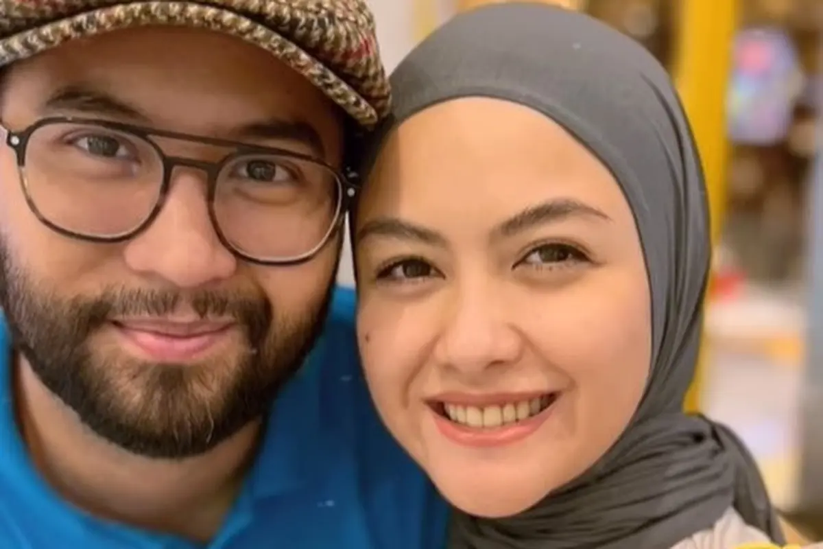 Potret selfie Revalina S. Temat dan suami (Sumber: Instagram/kngrendy dan Instagram/vatemat)