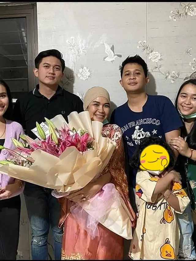 6 Momen Kebersamaan Ayu Ting Ting dan Pria yang Hadir di Ultah Ibunda, Jadi Sorotan
