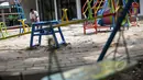 Pekerja terlihat mengerjakan proyek pembangunan Ruang Publik Terpadu Ramah Anak (RPTRA) di Jalan Tidore RW 05, Kelurahan Cideng, Gambir, Jakarta, yang sempat terhenti sementara, Senin (4/5/2015). (Liputan6.com/Faizal Fanani)