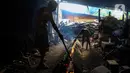 Menurut pekerja, saat Ramadan tahun ini mereka memproduksi lemang sebanyak 200-250 buah per harinya. (Liputan6.com/Herman Zakharia)