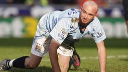 Manchester City&#039;s Irish player Stephen Ireland on his hands and knees during the Premier League football match against Stoke City at The Britannia Stadium in Stoke-on-Trent, England on January 31, 2009. AFP PHOTO/IAN KINGTON