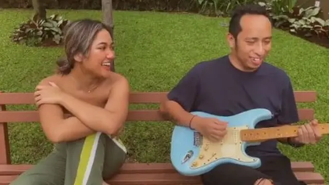 6 Potret Kedekatan Marion Jola dan Gitaris Dennis Talakua, Dikabarkan Berpacaran