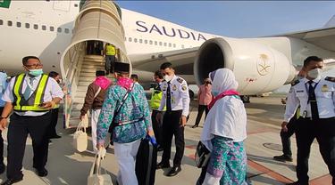 Calon haji asal Jatim diberangkatkan dengan Maskapai Saudi Airlines. (Dian Kurniawan/Liputan6.com).