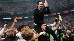 Emiliano Martinez menggendong Unai Emery setelah Aston Villa memastikan gelar juara Liga Europa. (YASIN AKGUL / AFP)