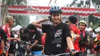 Mantan Puteri Indonesia tahun 2005, Nadine Candrawinata mengikuti kampanye gerakan #BebasButaHuruf di kawasan Sudirman, Jakarta, Minggu (13/). Kampanye iitu diinisiasikan oleh Komunitas Taman Bacaan Pelangi dan Sea Soldier. (Liputan6.com/Herman Zakharia)
