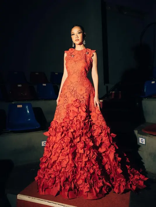 Penampilan bold super keren dari BCL saat mengenakan dress berwarna merah. Dress ini super cantik dengan siluet ball gown dan lace bunga di bagian topnya yang tanpa lengan. [Foto: Instagram/bclsinclair]