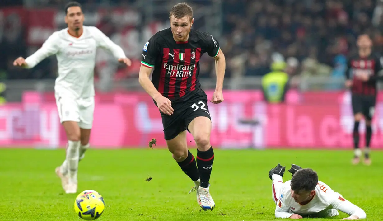 Pemain AC Milan Tommaso Pobega (tengah) menggiring bola saat melawan AS Roma pada pertandingan sepak bola Serie A Liga Italia di Stadion San Siro, Milan, Italia, 8 Januari 2023. Pertandingan berakhir imbang 2-2. (AP Photo/Antonio Calanni)
