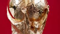 Detail trofi Piala Dunia FIFA 2018 selama FIFA World Cup Trophy Tour di Paris (20/3). Piala Dunia 2018 diselenggarakan 14 Juni dan 15 Juli 2018 di Rusia. (AFP Photo/Franck Fife)