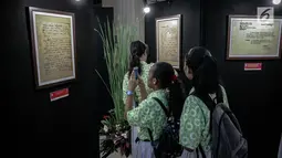 Sejumlah anak sekolah melihat pameran lahirnya Pancasila di Museum Nasional, Jakarta, Jumat (2/6). Pameran digelar dari 2 hingga 15 Juni 2017, sebagai rangkaian kegiatan hari kelahiran Pancasila yang jatuh tanggal 1 Juni. (Liputan6.com/Faizal Fanani)