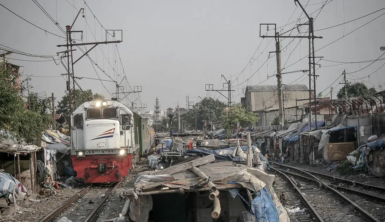 Pemandangan gubuk-gubuk kumuh di bantaran rel kereta api kawasan Senen, Jakarta, (26/9/14). (Liputan6.com/Faizal Fanani)