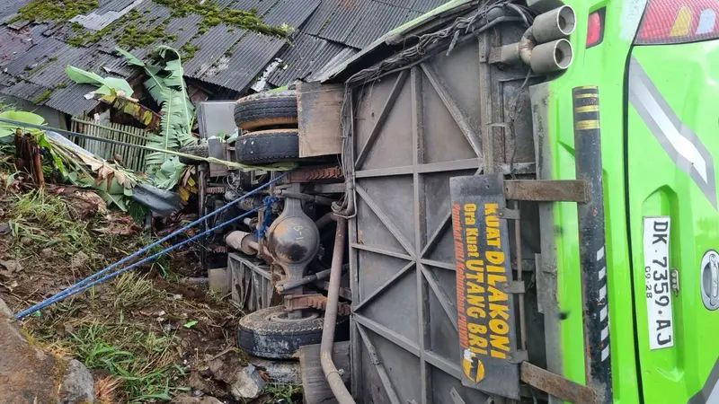 Bus Pariwisata Terguling dan Timpa Rumah di Jalan Alternatif Puncak Bogor, 9 Wisatawan Luka