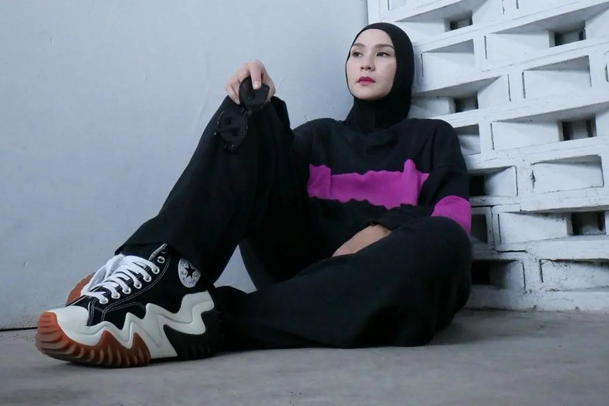 8 Potret OOTD Hijab Casual dengan Sneakers ala Zaskia Adya Mecca hingga Shireen Sungkar