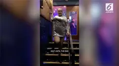 Saat menuruni tangga, waria ini bergaya ala Britney Spears. Namun yang terjadi selanjutnya cukup memalukan.
