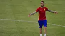 Bek Spanyol, Sergio Ramos, saat latihan ringan jelang Piala Eropa 2016 di Saint Martin de Re, Prancis, Kamis (9/6/2016). (AFP/Pierre-Philippe Marcou)