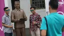 Pengunjung berfoto patung Presiden pertama RI Sukarno dengan pose membacakan naskah Proklamasi di kawasan Kota Tua, Jakarta, Rabu (15/11). Patung karya seniman Dolorosa Sinaga itu dibuat dengan bahan Resin. (Liputan6.com/Immanuel Antonius)