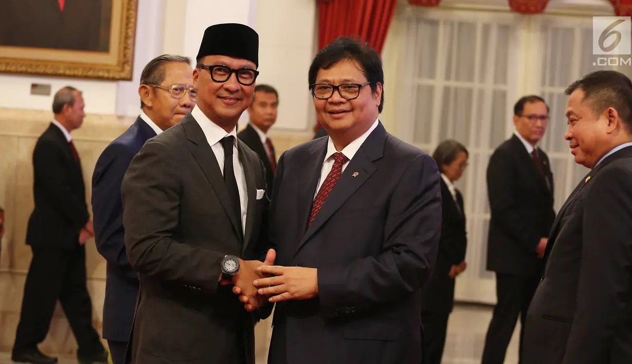 Menteri Perindustrian Airlangga Hartarto dan Menteri ESDM Ignasius Jonan memberikan ucapan selamat kepada Agus Gumiwang Kartasasmita usai dilantik sebagai Menteri Sosial di Istana Negara, Jakarta, Jumat (24/8).(Liputan6/Pool/Gar)