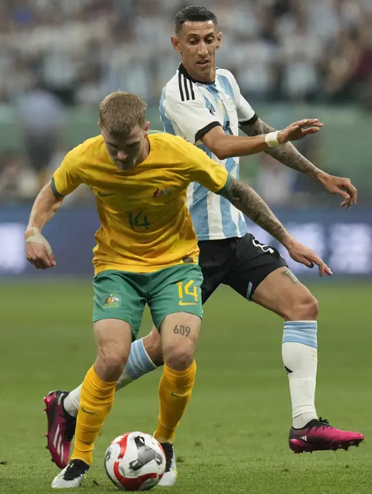 <p>Argentina kembali mendominasi di babak kedua. Dua peluang emas didapat sesaat setelah turun minum melalui aksi Angel Di Maria dan sundulan Messi. Namun Ryan masih mampu mengamankan bola. (AP Photo/Andy Wong)</p>