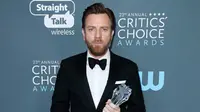 Menang Critics' Choice Awards 2018, Ewan McGregor Cium Kekasih