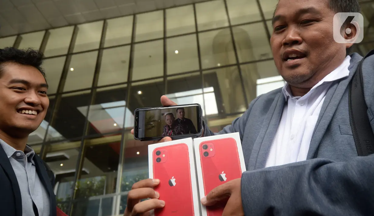 LSM MAKI menunjukkan iPhone 11 sebagai hadiah bagi yang memberikan informasi keberadaan Harun Masiku dan Nurhadi di Gedung KPK, Jakarta, Jumat (21/2/2020). Harun Masiku terkait dugaan suap penetapan anggota DPR Terpilih 2019-2024 dan Nurhadi kasus gratifikasi Rp 46 miliar. (merdeka.com/Dwi Narwoko)