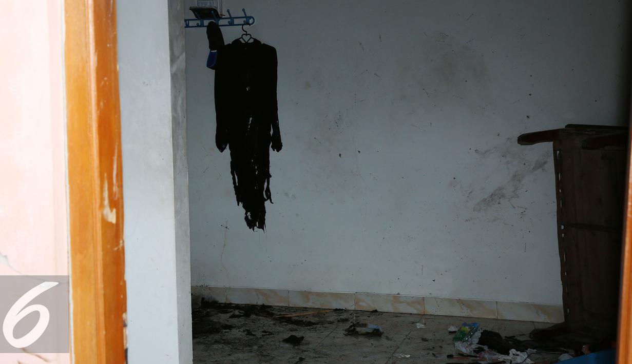 Sebuah baju terlihat robek dan tergantung di dalam rumah kos-kosan terduga anggota jaringan teroris, Bekasi (11/12). Menurut pihak kepolisian, bomnya rencananya akan diledakkan besok harinya, pada saat pergantian jaga Paspampres. (Liputan6.com/JohanTallo)