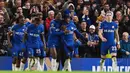 Para pemain Chelsea merayakan gol yang dicetak oleh Noni Madueke ke gawang Crystal Palace pada pekan ke-19 Premier League 2023/2024 di Stadion Stamford Bridge, Kamis (28/12/2023). Berkat hasil ini, Chelsea menempati peringkat ke-10 klasemen Premier League dengan koleksi 25 poin. (AFP/Glyn Kirk)