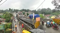 Para pengusaha patungan untuk membangun jembatan darurat di jalur Bogor-Sukabumi, hingga mencapai Rp 6 miliar. (Liputan6.com/Achmad Sudarno)