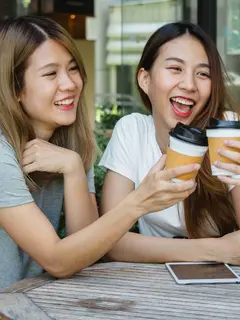 Ilustrasi hangout dengan teman terdekat./copyright freepik/tirachardz
