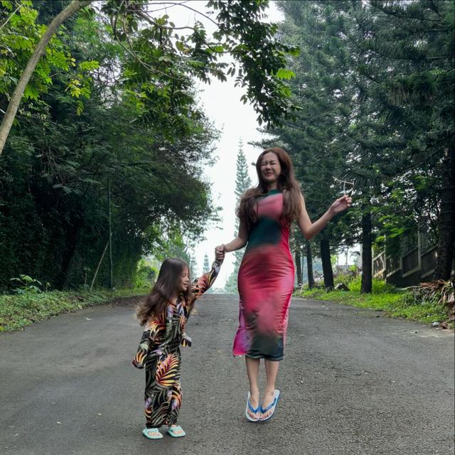 Potret Aura Kasih yang kenakan sandal jepit saat bersama Arabella  (Sumber: Instagram/@aurakasih)