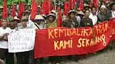 Ratusan petani berunjuk rasa menuntut pembebasan lahan di kantor BPN Lampung. Mereka kesal dan sempat mendobrak pintu gerbang kantor. 